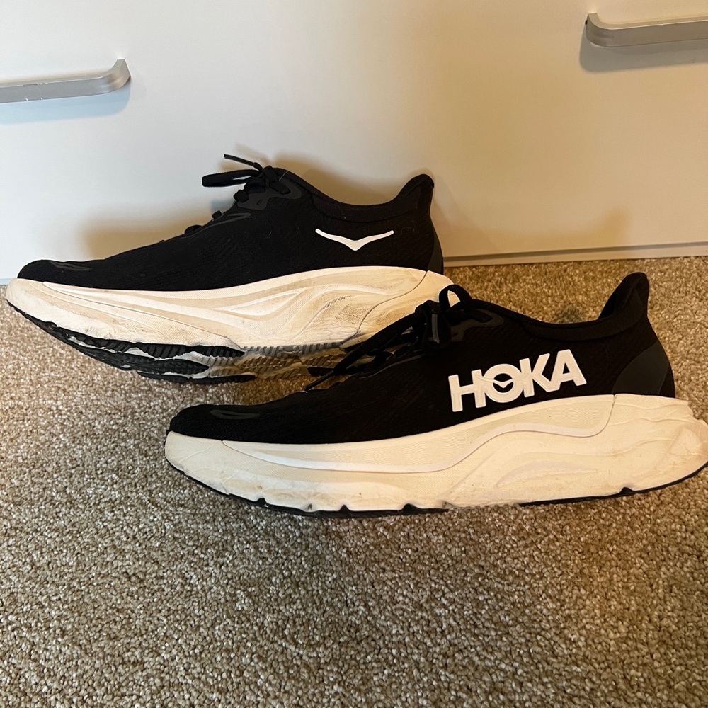 Barely worn - Hoka One Arahi 8 in Black and White - Size 9.5 - Picture 8 of 13